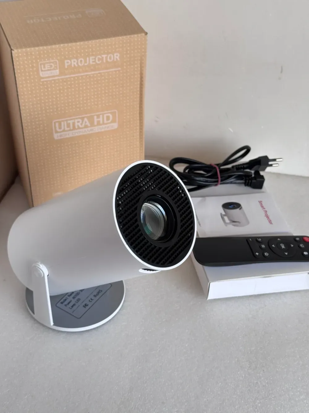 HY300 PRO PORTABLE PROJECTOR